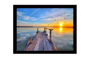 Inramad Canvastavla i trä - 41x56 cm - Solnedgång över en stilla sjö med en brygga och flygande fåglar - Orange / Blå / Grå - Inredning - Tavlor & posters - Canvastavla