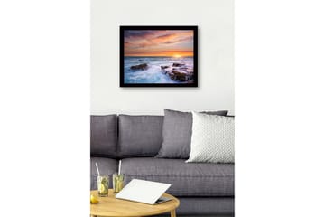 Inramad Canvastavla i trä - 41x56 cm - Solnedgång över havet med klippor i förgrunden - Blå / Orange / Lila - Inredning - Tavlor & posters - Canvastavla