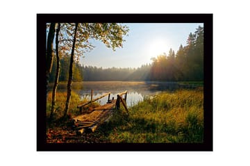 Inramad Canvastavla i trä - 41x56 cm - Soluppgång vid en stilla sjö med en träbrygga och omgivande grönska - Grön / Brun / Gul - Inredning - Tavlor & posters - Canvastavla