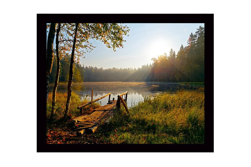 Inramad Canvastavla i trä - 41x56 cm - Soluppgång vid en stilla sjö med en träbrygga och omgivande grönska, Grön / Brun / Gul