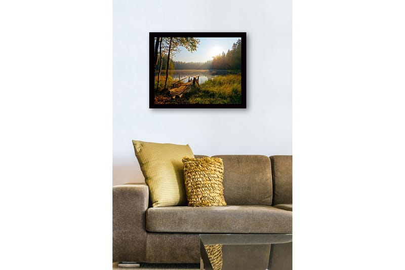 Inramad Canvastavla i trä - 41x56 cm - Soluppgång vid en stilla sjö med en träbrygga och omgivande grönska - Grön / Brun / Gul - Inredning - Tavlor & posters - Canvastavla