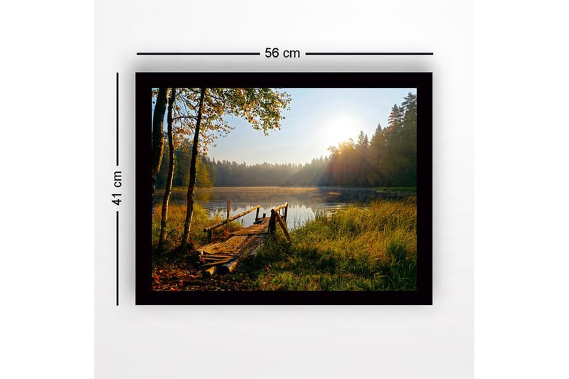 Inramad Canvastavla i trä - 41x56 cm - Soluppgång vid en stilla sjö med en träbrygga och omgivande grönska - Grön / Brun / Gul - Inredning - Tavlor & posters - Canvastavla