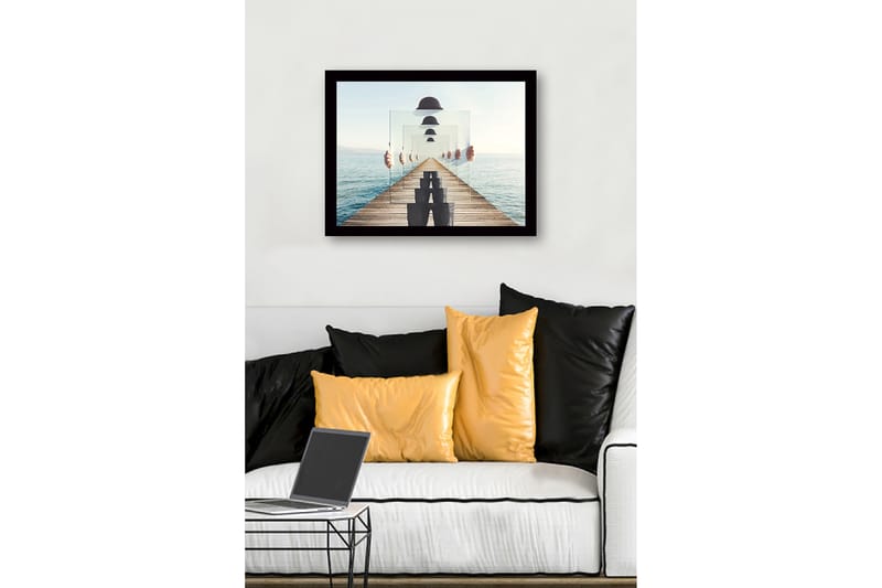 Inramad Canvastavla i trä - 41x56 cm - Spegelbild av en person som håller upp genomskinliga plattor på en brygga vid havet - Blå / Grå / Vit - Inredning - Tavlor & posters - Canvastavla