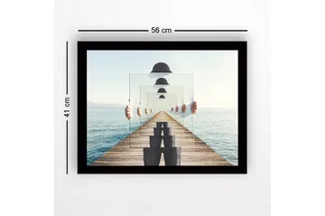 Inramad Canvastavla i trä - 41x56 cm - Spegelbild av en person som håller upp genomskinliga plattor på en brygga vid havet - Blå / Grå / Vit - Inredning - Tavlor & posters - Canvastavla