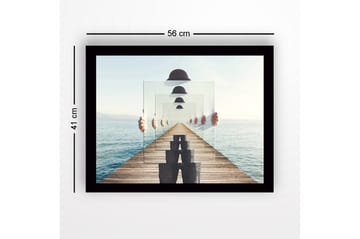 Inramad Canvastavla i trä - 41x56 cm - Spegelbild av en person som håller upp genomskinliga plattor på en brygga vid havet - Blå / Grå / Vit - Inredning - Tavlor & posters - Canvastavla