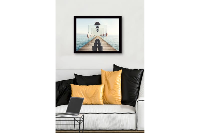 Inramad Canvastavla i trä - 41x56 cm - Spegelbild av en person som håller upp genomskinliga plattor på en brygga vid havet - Blå / Grå / Vit - Inredning - Tavlor & posters - Canvastavla