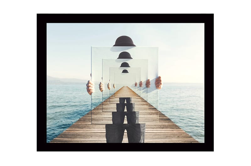 Inramad Canvastavla i trä - 41x56 cm - Spegelbild av en person som håller upp genomskinliga plattor på en brygga vid havet - Blå / Grå / Vit - Inredning - Tavlor & posters - Canvastavla
