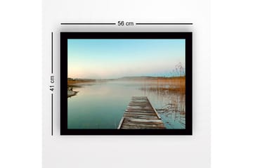 Inramad Canvastavla i trä - 41x56 cm - Spegelblanka sjölandskap med en träbrygga som sträcker sig ut i vattnet - Blå / Beige / Grön - Inredning - Tavlor & posters - Canvastavla