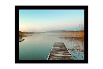 Inramad Canvastavla i trä - 41x56 cm - Spegelblanka sjölandskap med en träbrygga som sträcker sig ut i vattnet - Blå / Beige / Grön - Inredning - Tavlor & posters - Canvastavla