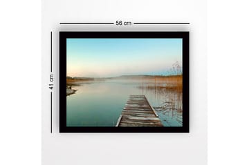 Inramad Canvastavla i trä - 41x56 cm - Spegelblanka sjölandskap med en träbrygga som sträcker sig ut i vattnet - Blå / Beige / Grön - Inredning - Tavlor & posters - Canvastavla