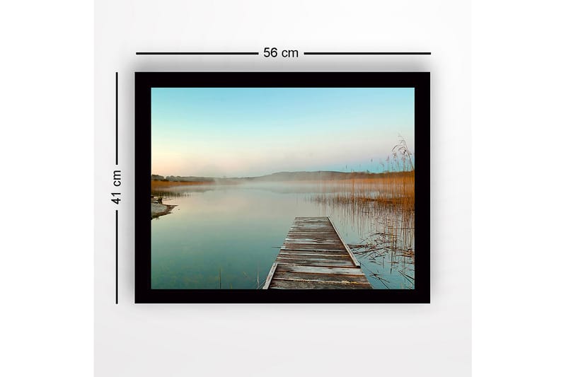 Inramad Canvastavla i trä - 41x56 cm - Spegelblanka sjölandskap med en träbrygga som sträcker sig ut i vattnet - Blå / Beige / Grön - Inredning - Tavlor & posters - Canvastavla