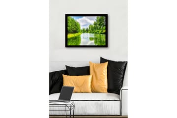 Inramad Canvastavla i trä - 41x56 cm - Spegelblanka vattenytor omgivna av frodig grönska - Grön / Blå / Vit - Inredning - Tavlor & posters - Canvastavla