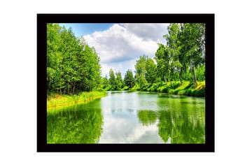 Inramad Canvastavla i trä - 41x56 cm - Spegelblanka vattenytor omgivna av frodig grönska - Grön / Blå / Vit - Inredning - Tavlor & posters - Canvastavla