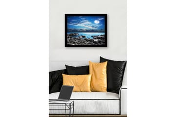 Inramad Canvastavla i trä - 41x56 cm - Stämningsfull havslandskap med måne och klippor - Blå / Grå / Vit - Inredning - Tavlor & posters - Canvastavla