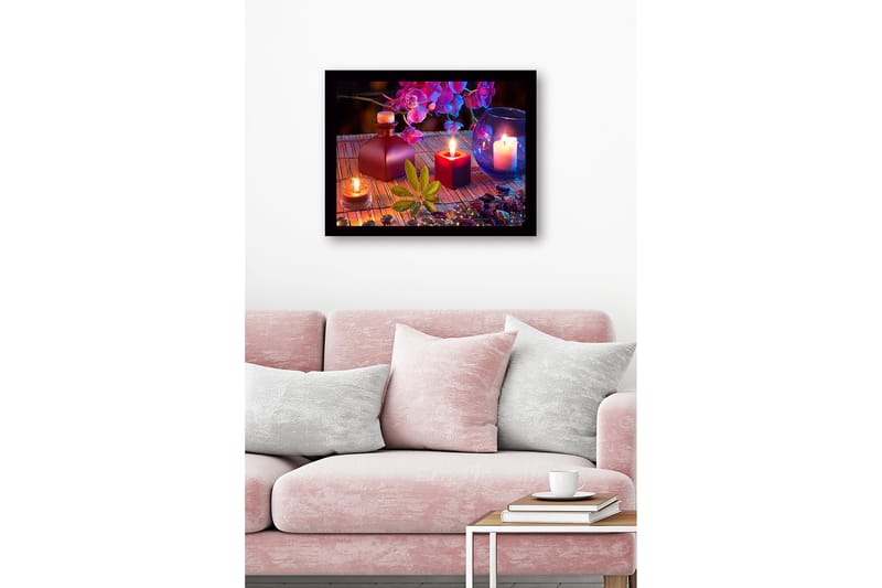 Inramad Canvastavla i trä - 41x56 cm - Stämningsfull komposition med ljus och blommor - Lila / Röd / Grön - Inredning - Tavlor & posters - Canvastavla