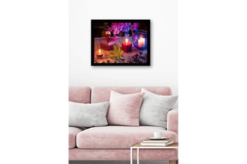 Inramad Canvastavla i trä - 41x56 cm - Stämningsfull komposition med ljus och blommor - Lila / Röd / Grön - Inredning - Tavlor & posters - Canvastavla