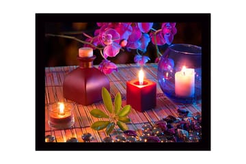 Inramad Canvastavla i trä - 41x56 cm - Stämningsfull komposition med ljus och blommor - Lila / Röd / Grön - Inredning - Tavlor & posters - Canvastavla
