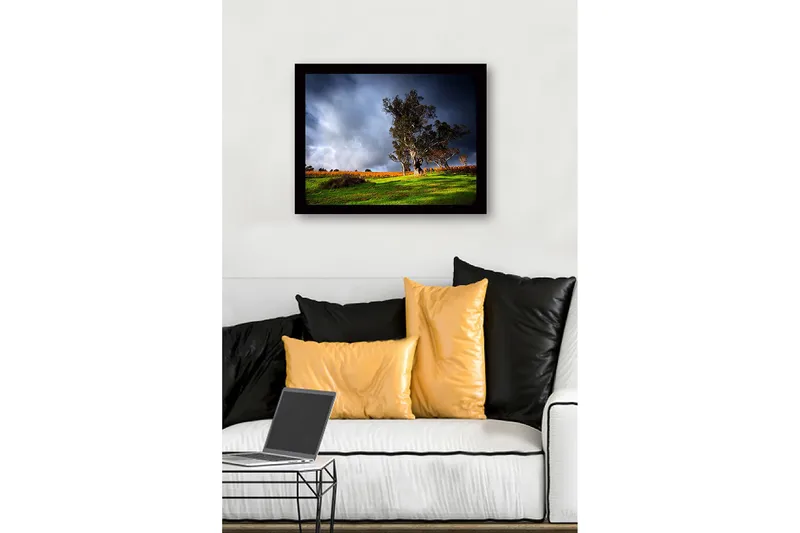 Inramad Canvastavla i trä - 41x56 cm - Ståtlig ek i en dramatisk landskapsmiljö - Mörkgrön / Grå / Orange - Inredning - Tavlor & posters - Canvastavla