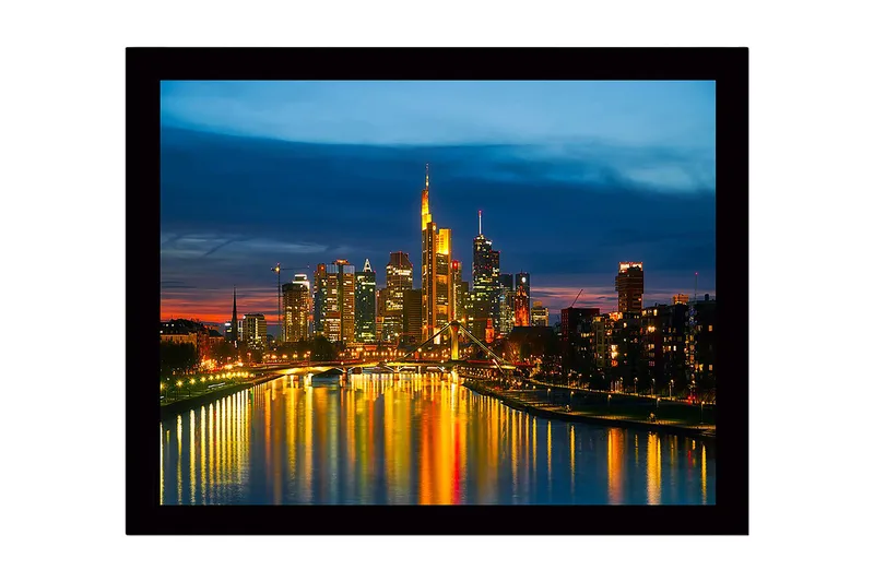 Inramad Canvastavla i trä - 41x56 cm - Stadssilhuett vid skymning med reflektioner i vattnet, Blå / Guld / Svart