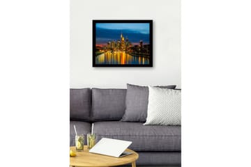 Inramad Canvastavla i trä - 41x56 cm - Stadssilhuett vid skymning med reflektioner i vattnet - Blå / Guld / Svart - Inredning - Tavlor & posters - Canvastavla