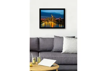 Inramad Canvastavla i trä - 41x56 cm - Stadssilhuett vid skymning med reflektioner i vattnet - Blå / Guld / Svart - Inredning - Tavlor & posters - Canvastavla