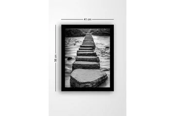 Inramad Canvastavla i trä - 41x56 cm - Stenlagda steg som leder över en strömmande vattenyta - Grå / Svart - Inredning - Tavlor & posters - Canvastavla