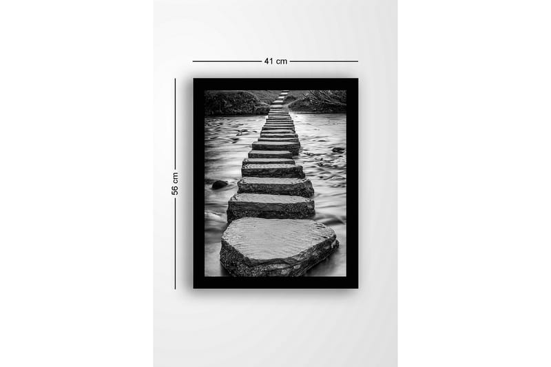 Inramad Canvastavla i trä - 41x56 cm - Stenlagda steg som leder över en strömmande vattenyta - Grå / Svart - Inredning - Tavlor & posters - Canvastavla