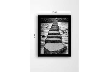 Inramad Canvastavla i trä - 41x56 cm - Stenlagda steg som leder över en strömmande vattenyta - Grå / Svart - Inredning - Tavlor & posters - Canvastavla