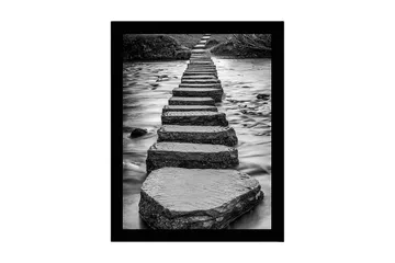 Inramad Canvastavla i trä - 41x56 cm - Stenlagda steg som leder över en strömmande vattenyta - Grå / Svart - Inredning - Tavlor & posters - Canvastavla