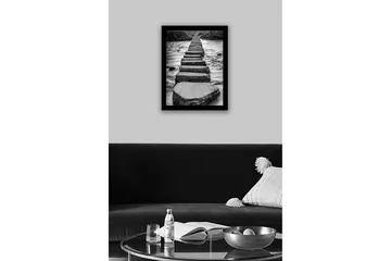 Inramad Canvastavla i trä - 41x56 cm - Stenlagda steg som leder över en strömmande vattenyta - Grå / Svart - Inredning - Tavlor & posters - Canvastavla