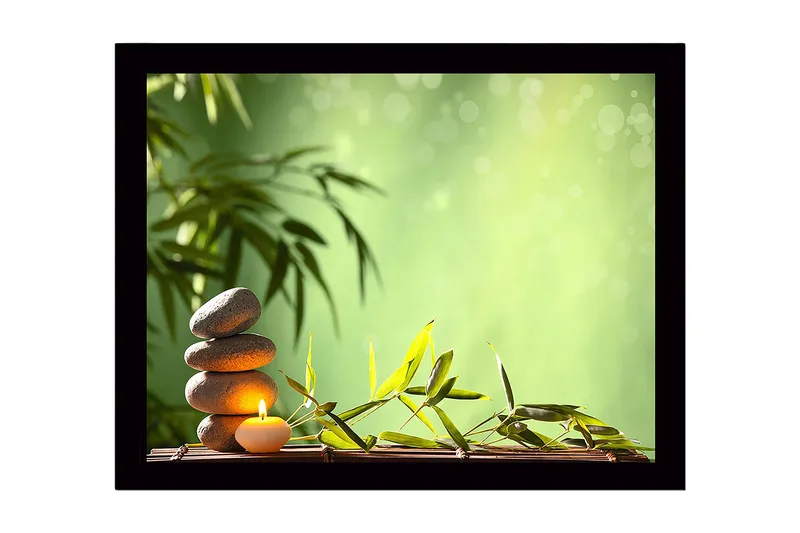 Inramad Canvastavla i trä - 41x56 cm - Stenstack med ett ljus omgiven av bambu och gröna nyanser, Grön / Grå / Beige