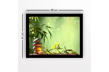 Inramad Canvastavla i trä - 41x56 cm - Stenstack med ett ljus omgiven av bambu och gröna nyanser - Grön / Grå / Beige - Inredning - Tavlor & posters - Canvastavla