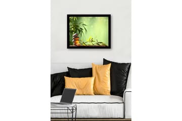 Inramad Canvastavla i trä - 41x56 cm - Stenstack med ett ljus omgiven av bambu och gröna nyanser - Grön / Grå / Beige - Inredning - Tavlor & posters - Canvastavla