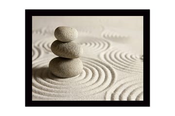 Inramad Canvastavla i trä - 41x56 cm - Stenstapel på sand med cirkulära mönster - Grå / Beige - Inredning - Tavlor & posters - Canvastavla