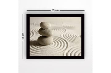 Inramad Canvastavla i trä - 41x56 cm - Stenstapel på sand med cirkulära mönster - Grå / Beige - Inredning - Tavlor & posters - Canvastavla