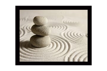 Inramad Canvastavla i trä - 41x56 cm - Stenstapel på sand med cirkulära mönster - Grå / Beige - Inredning - Tavlor & posters - Canvastavla