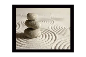 Inramad Canvastavla i trä - 41x56 cm - Stenstapel på sand med cirkulära mönster - Grå / Beige - Inredning - Tavlor & posters - Canvastavla
