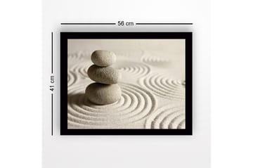 Inramad Canvastavla i trä - 41x56 cm - Stenstapel på sand med cirkulära mönster - Grå / Beige - Inredning - Tavlor & posters - Canvastavla