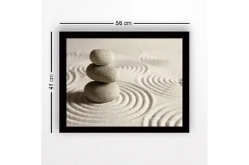Inramad Canvastavla i trä - 41x56 cm - Stenstapel på sand med cirkulära mönster - Grå / Beige - Inredning - Tavlor & posters - Canvastavla