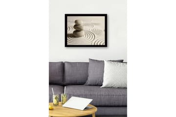 Inramad Canvastavla i trä - 41x56 cm - Stenstapel på sand med cirkulära mönster - Grå / Beige - Inredning - Tavlor & posters - Canvastavla