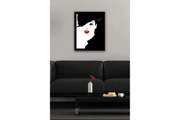 Inramad Canvastavla i trä - 41x56 cm - Stiliserat porträtt av en kvinna med hatt och röd läppstift - Svart / Vitt / Röd - Inredning - Tavlor & posters - Canvastavla