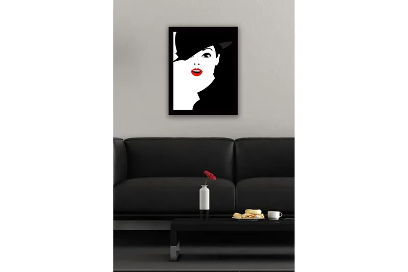 Inramad Canvastavla i trä - 41x56 cm - Stiliserat porträtt av en kvinna med hatt och röd läppstift - Svart / Vitt / Röd - Inredning - Tavlor & posters - Canvastavla