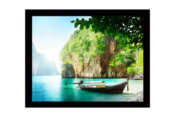 Inramad Canvastavla i trä - 41x56 cm - Stilla havslandskap med en traditionell båt vid en klippstrand - Turkos / Grön / Brun - Inredning - Tavlor & posters - Canvastavla