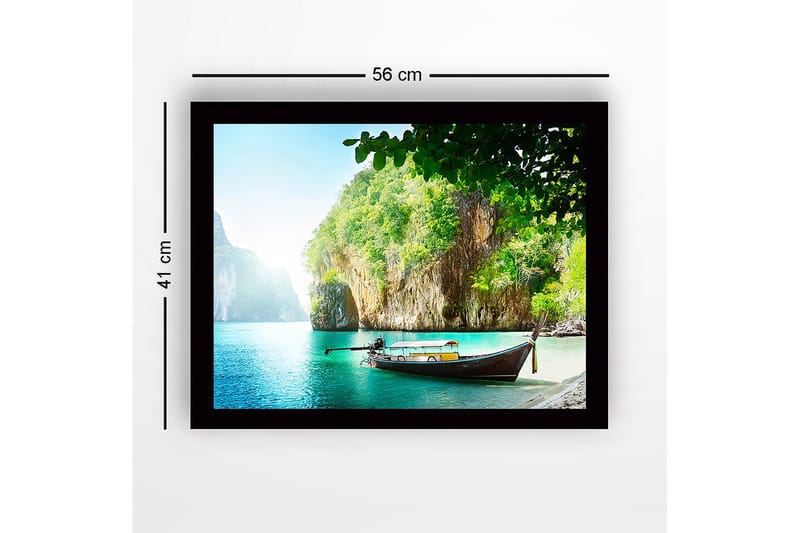 Inramad Canvastavla i trä - 41x56 cm - Stilla havslandskap med en traditionell båt vid en klippstrand - Turkos / Grön / Brun - Inredning - Tavlor & posters - Canvastavla