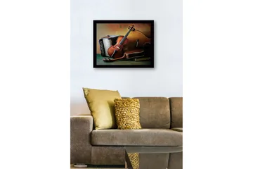 Inramad Canvastavla i trä - 41x56 cm - Stillhet med musikinstrument i fokus - Brun / Beige / Grön - Inredning - Tavlor & posters - Canvastavla