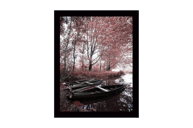 Inramad Canvastavla i trä - 41x56 cm - Stillhet vid en spegelblanka sjö med båtar och höstfärger - Röd / Svart / Grå - Inredning - Tavlor & posters - Canvastavla