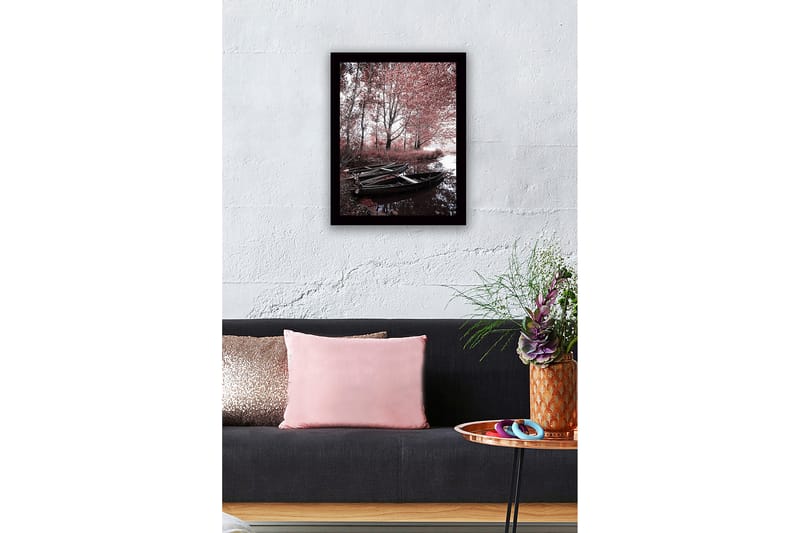 Inramad Canvastavla i trä - 41x56 cm - Stillhet vid en spegelblanka sjö med båtar och höstfärger - Röd / Svart / Grå - Inredning - Tavlor & posters - Canvastavla