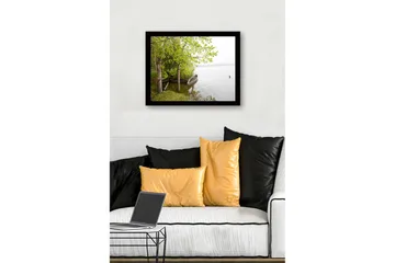 Inramad Canvastavla i trä - 41x56 cm - Stillhet vid sjön med båtar och grönskande träd - Grön / Brun / Grå - Inredning - Tavlor & posters - Canvastavla