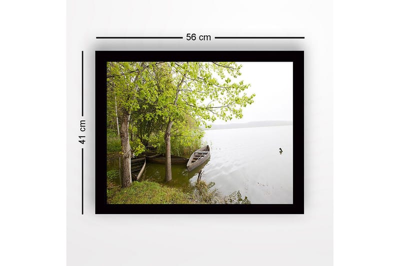 Inramad Canvastavla i trä - 41x56 cm - Stillhet vid sjön med båtar och grönskande träd - Grön / Brun / Grå - Inredning - Tavlor & posters - Canvastavla