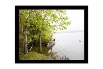 Inramad Canvastavla i trä - 41x56 cm - Stillhet vid sjön med båtar och grönskande träd - Grön / Brun / Grå - Inredning - Tavlor & posters - Canvastavla